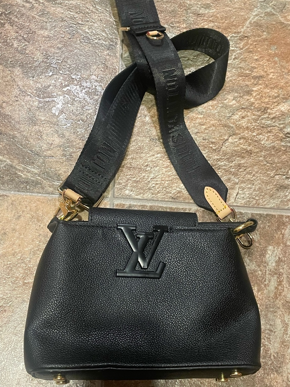 LVee monogram logo, Crossbody purse bag really cute 💕🔥🔥👑